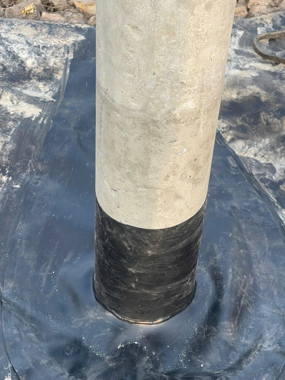 Việc tích hợp hệ thống xi-phông vào thiết kế bạt lót ao hồ HDPE mang lại nhiều lợi ích thiết thực