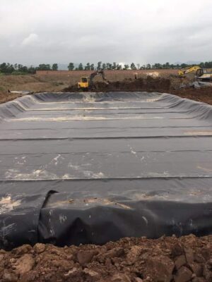 Vệ sinh ao bạt sau thu hoạch