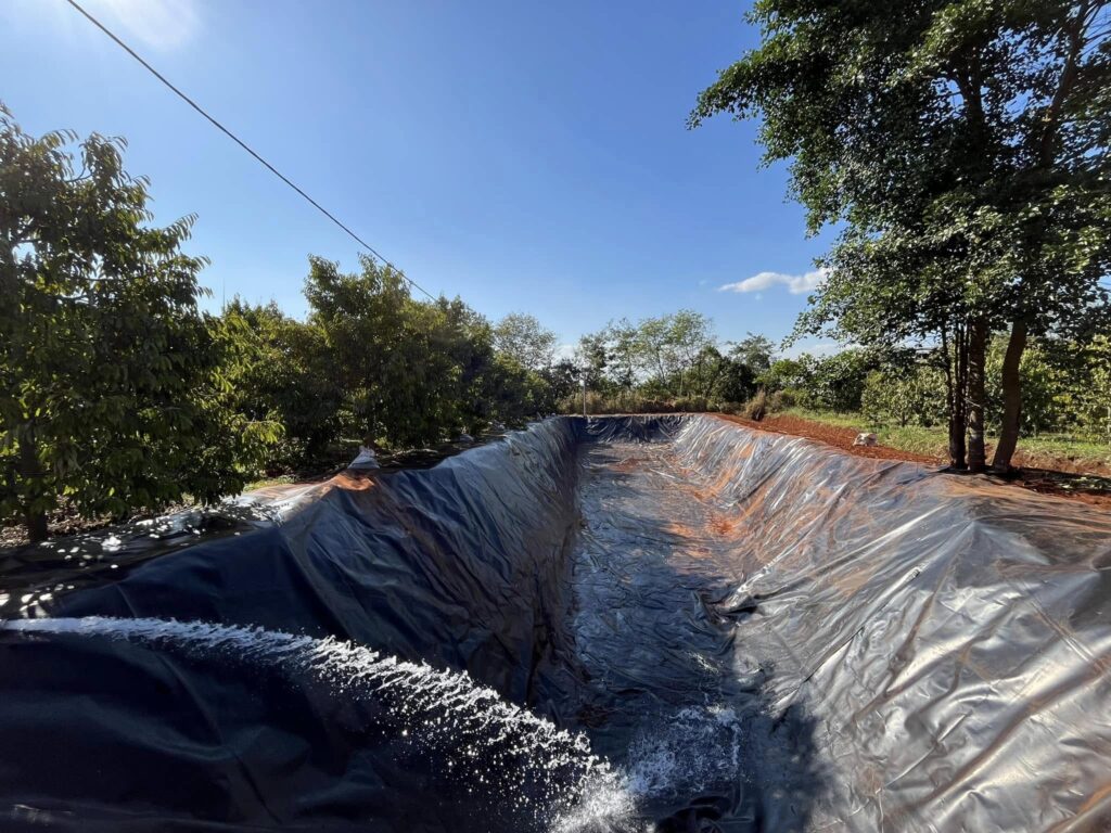Bạt lót bờ ao mương kè dẫn nước HDPE