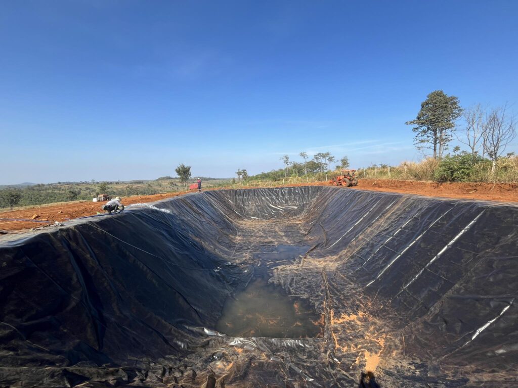 Bạt lót bờ ao mương kè dẫn nước HDPE