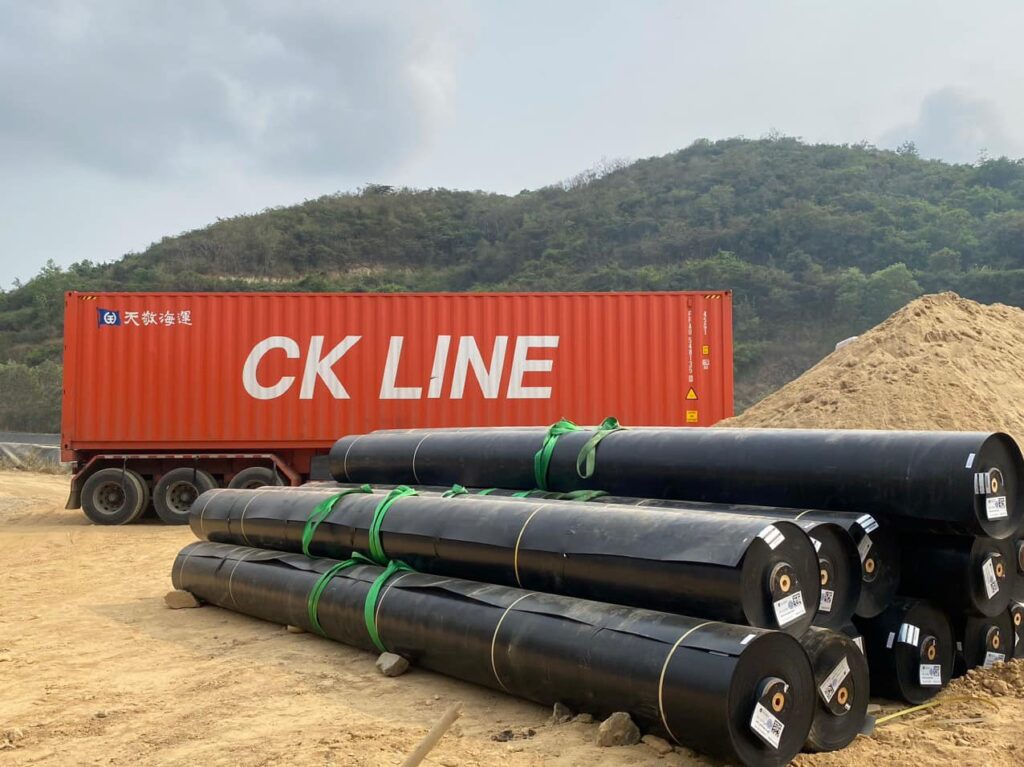 Thi công bạt nhựa HDPE lót hầm Biogas