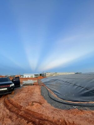 Bạn nên cân nhắc thuê đơn vị chuyên nghiệp thi công lót bạt HDPE để đảm bao chất lượng công trình