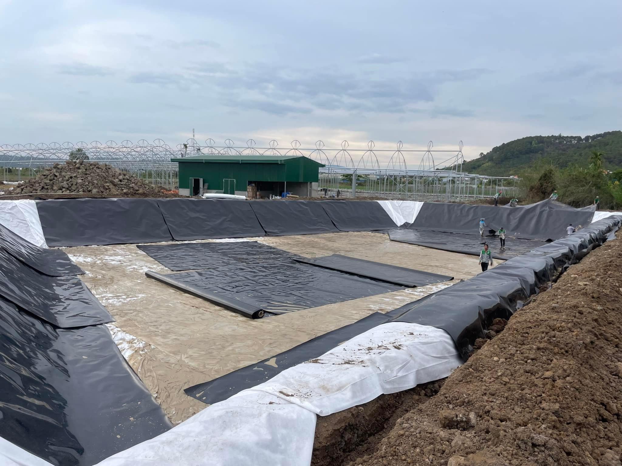 Thi công lót hồ bạt nhựa hdpe dày 0,3mm Thi công lót hồ bạt nhựa hdpe dày 0,3mm