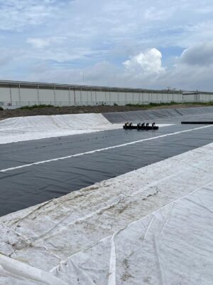 Thi công lót hồ chứa nước tưới tiêu bạt HDPE