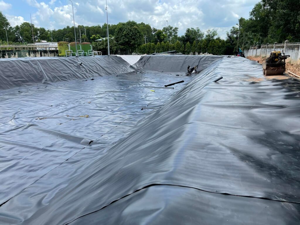 Bạt nhựa HDPE dày 0,3mm lót hồ chứa nước Bạt nhựa HDPE dày 0,3mm lót hồ chứa nước