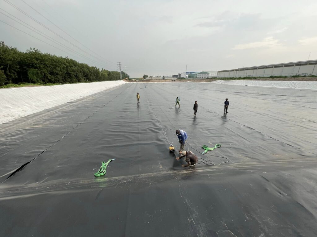 Thi công trải bạt HDPE lót hồ nuôi tôm ở Lấp Vò Thi công trải bạt HDPE lót hồ nuôi tôm ở Lấp Vò