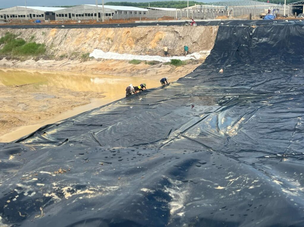 Thi công bạt nhựa đen 2 mặt HDPE lót hồ