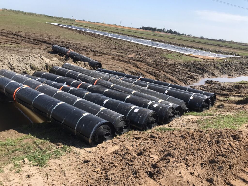 Thành phần chính tạo nên màu đen đặc trưng của bạt HDPE chính là phụ gia Carbon đen (Carbon Black)