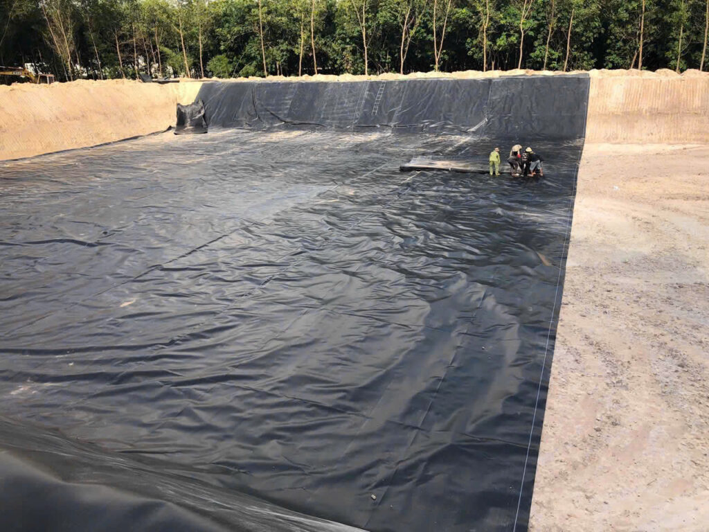 Thi công trải bạt HDPE lót hồ nuôi tôm