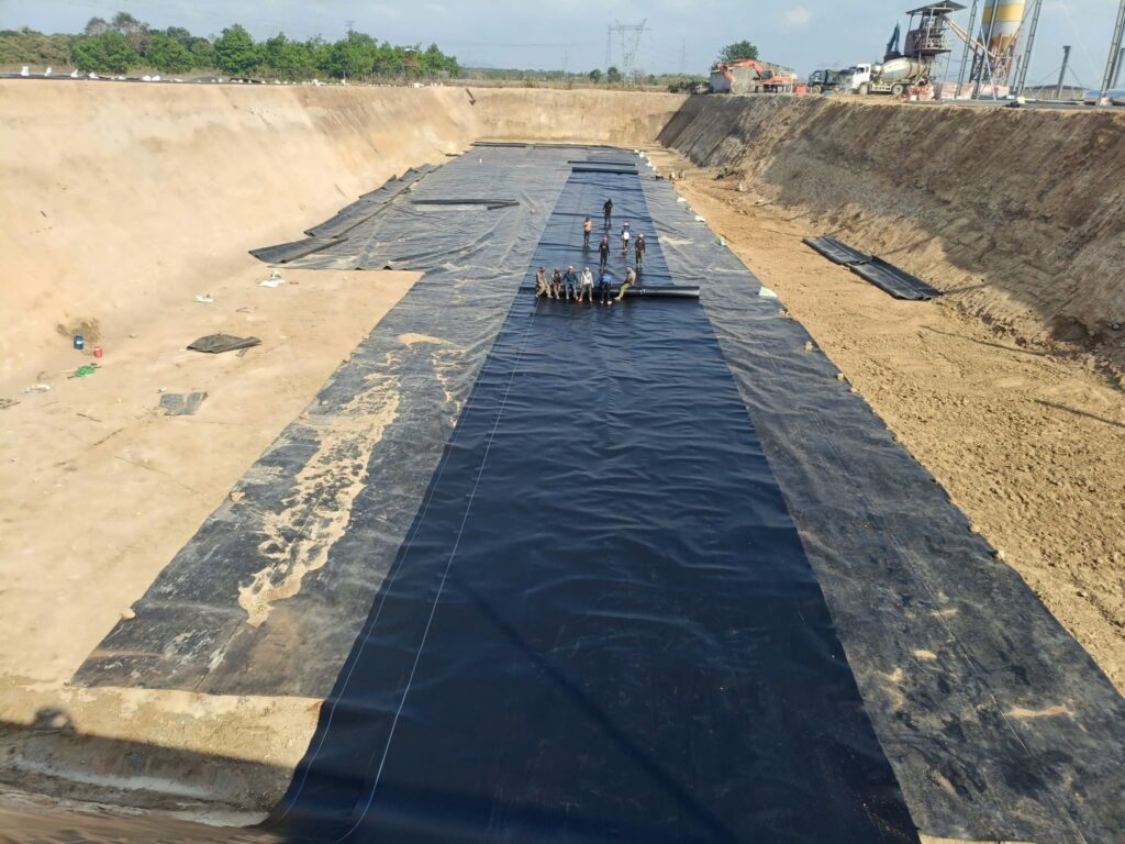 Vệ sinh ao bạt sau thu hoạch