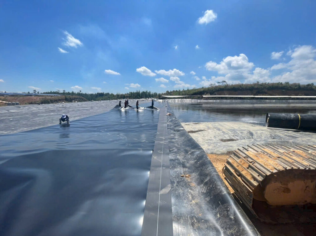 [Hướng dẫn] Trải bạt HDPE lót ao nuôi tôm công nghệ cao chi tiết