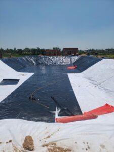 Tầm quan trọng của vải địa kỹ thuật kết hợp bạt HDPE trong các công trình xây dựng