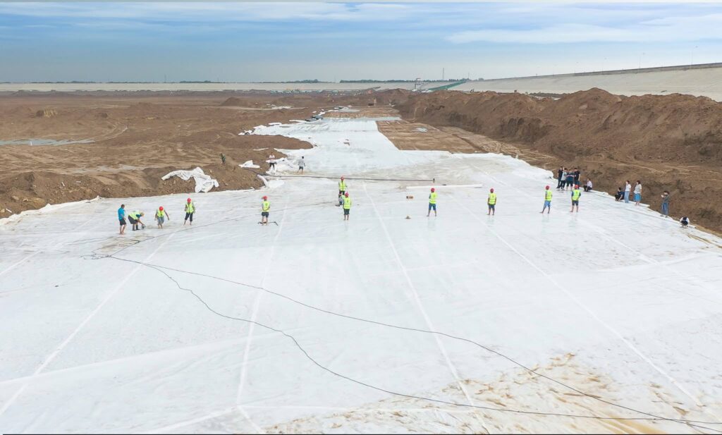 Cần trải vải địa kỹ thuật phẳng, không nhăn, các mép vải phải chồng mí đúng quy định