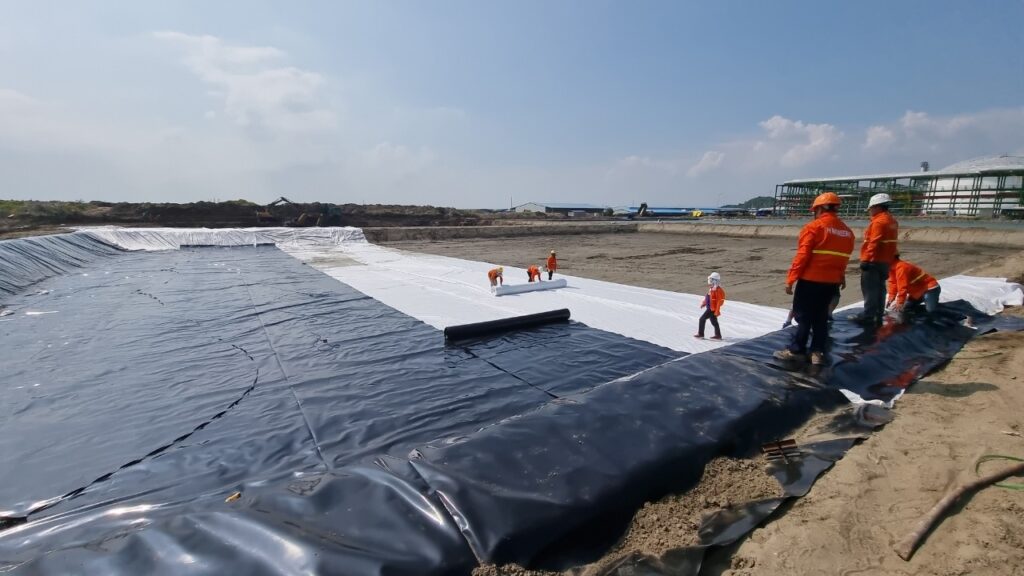 Công trình lót hồ tôm kết hợp vải địa kỹ thuật và bạt HDPE